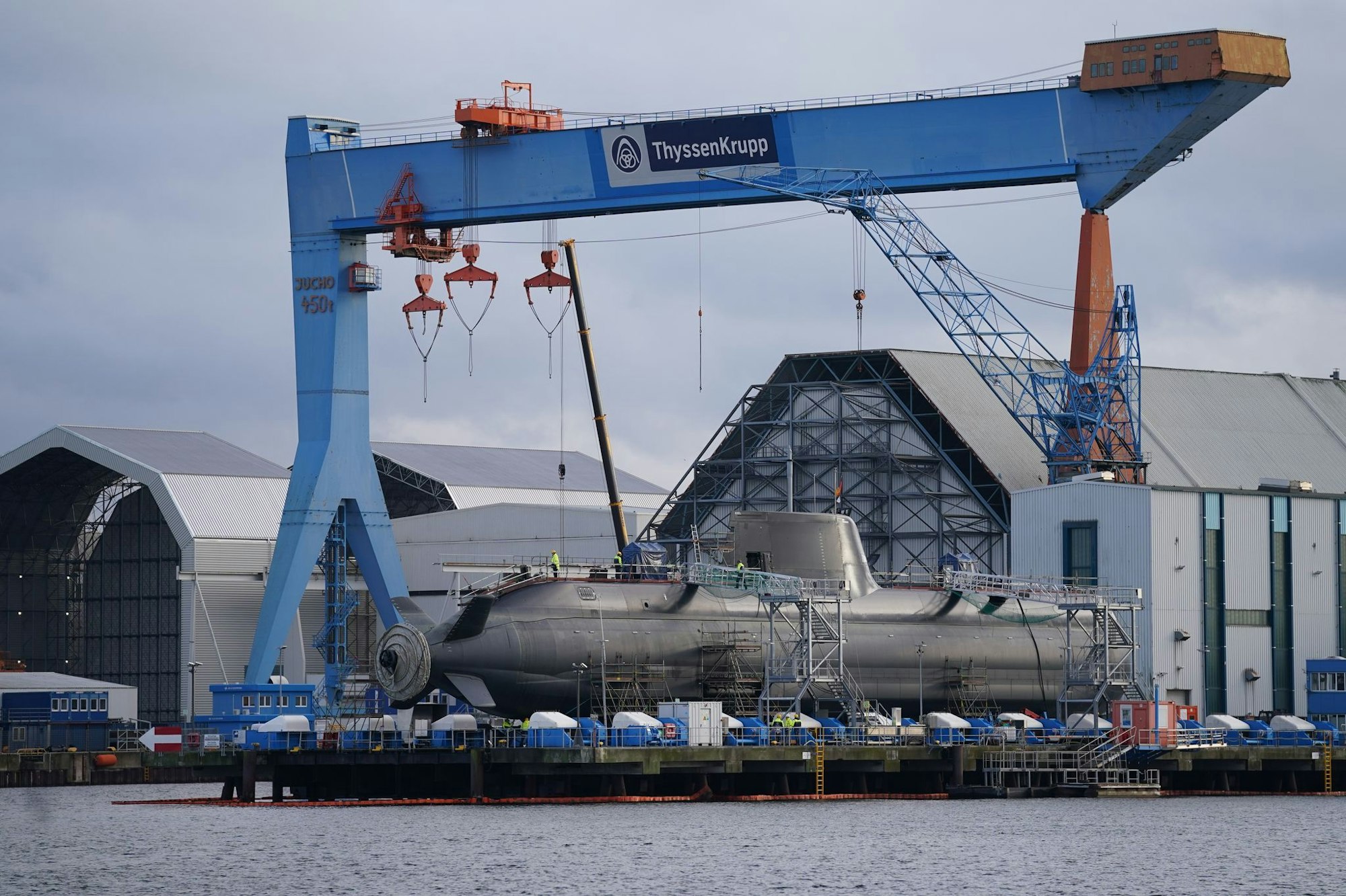Blick auf die Kieler Werft von TKMS mit einem im Bau befindlichen U-Boot.