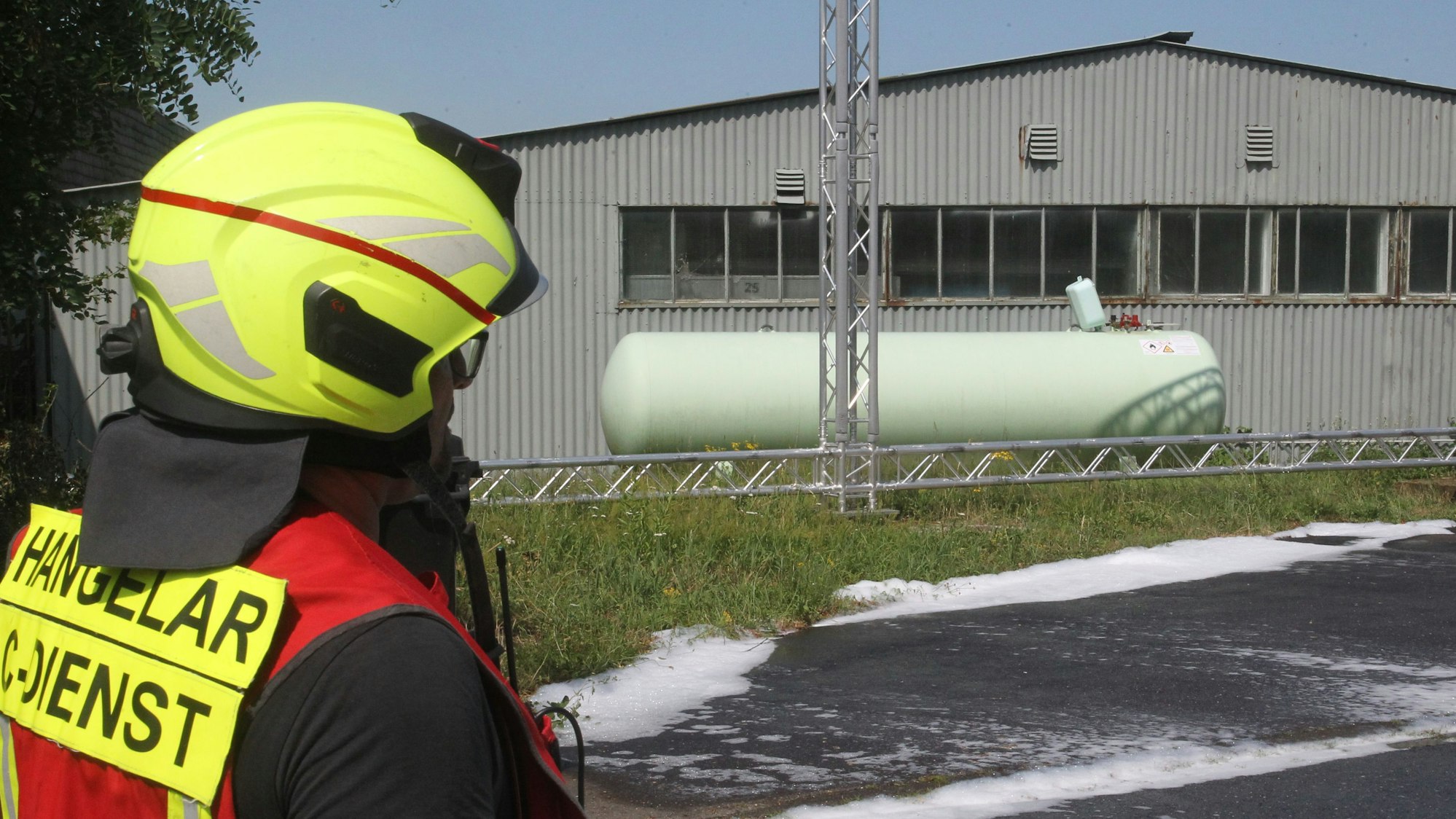 Dieser Propangastank musste von der Feuerwehr Sankt Augustin gekühlt werden.