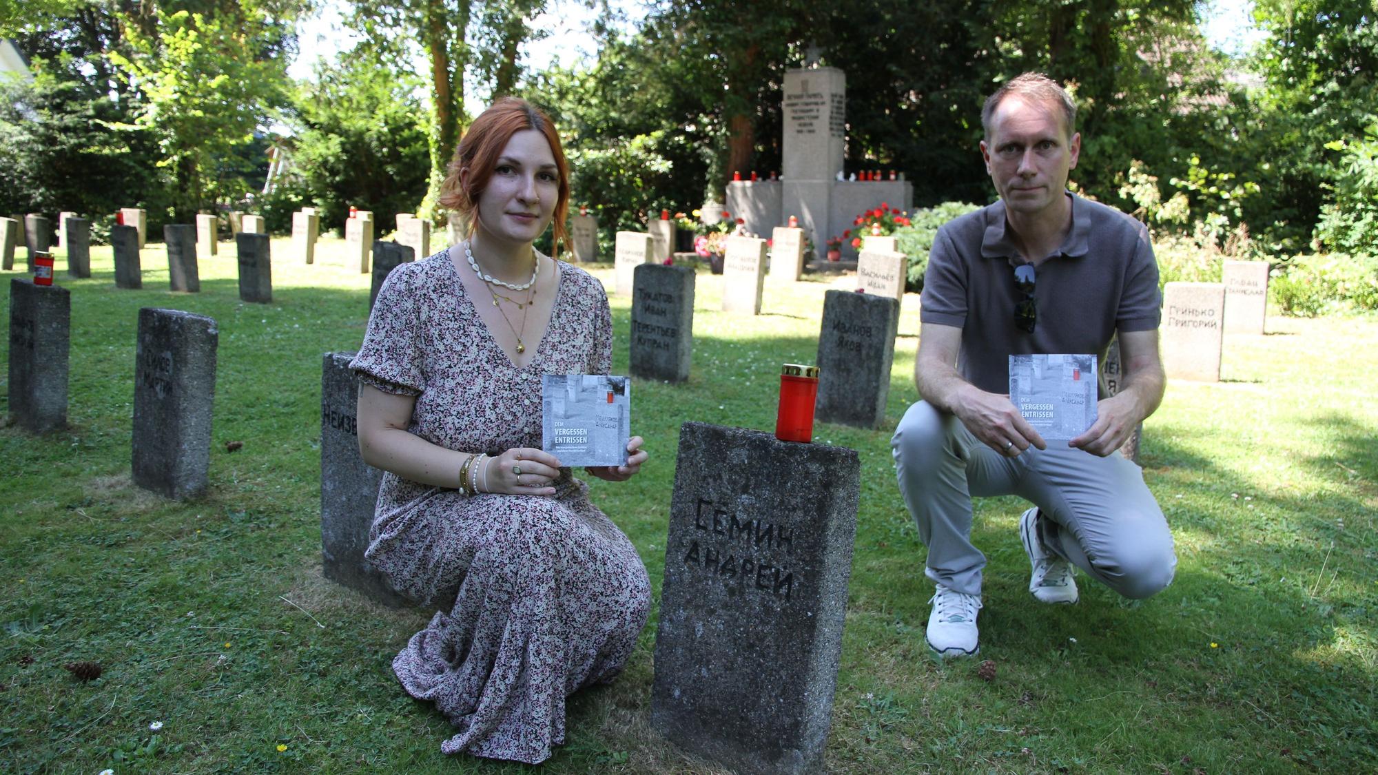 Neue Broschüre des Siegburger Stadtarchivs zu den sowjetischen Gräbern auf dem Siegburger Nordfriedhof, von links Jessica Rittel und Jan Gerull