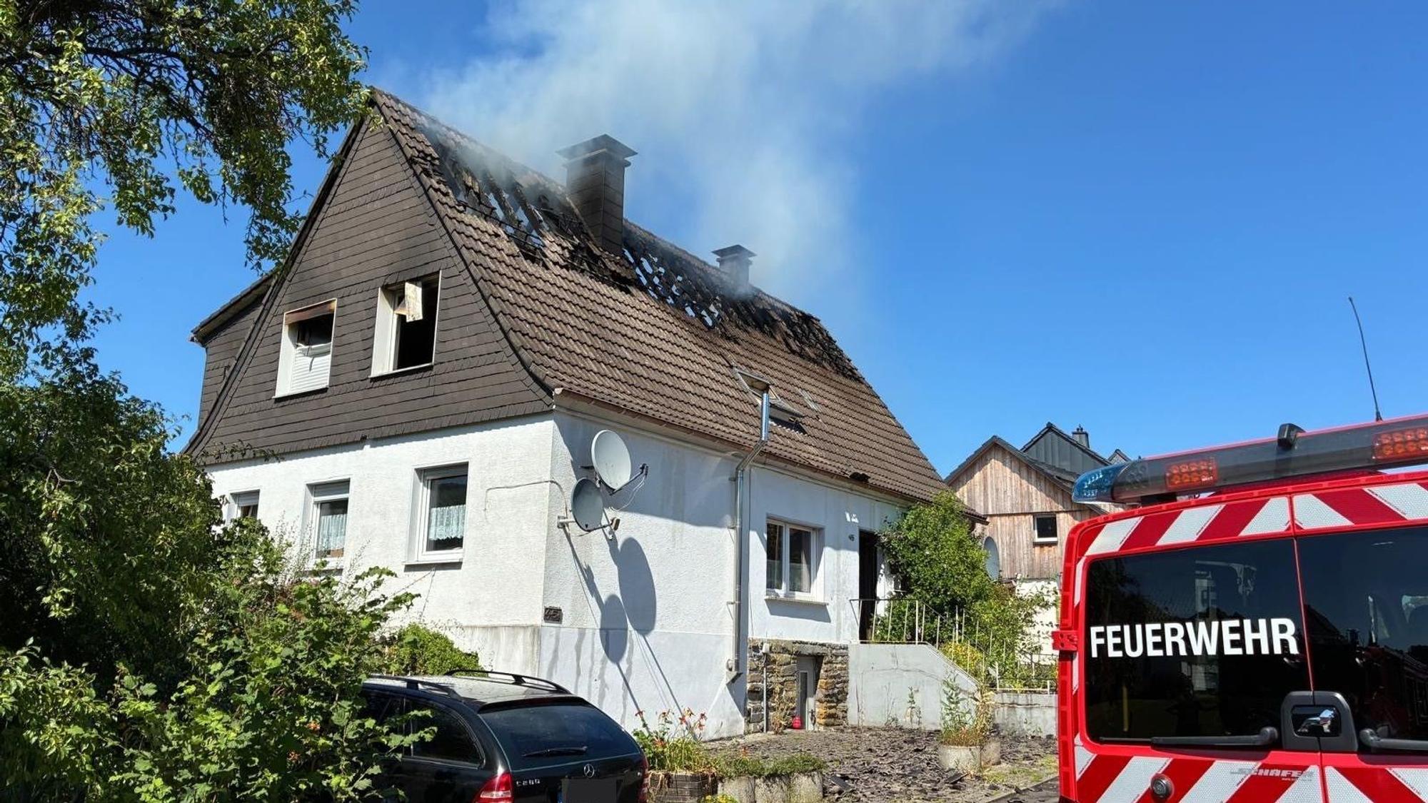 Ein brennender Dachstuhl.
