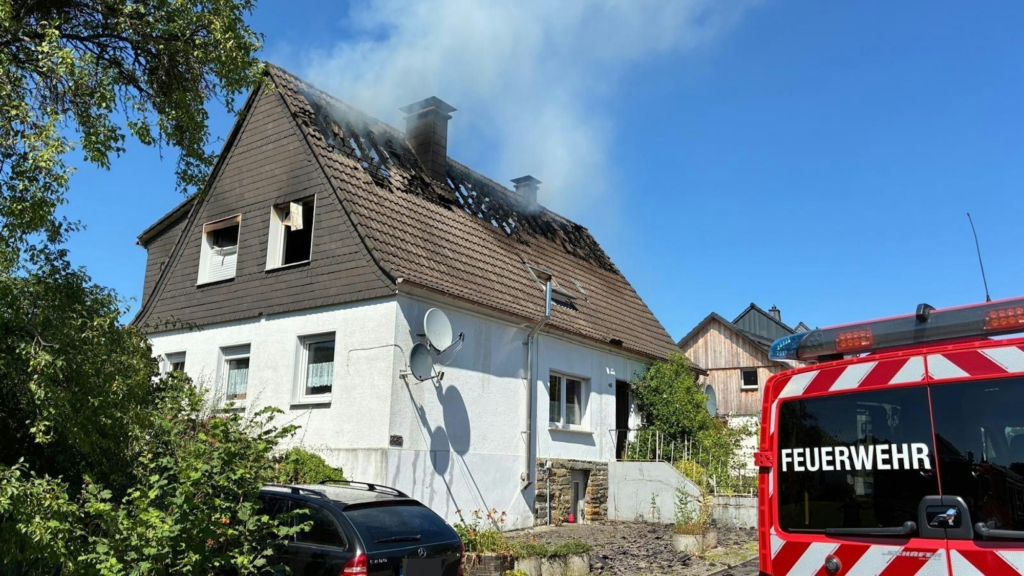 Ein brennender Dachstuhl.