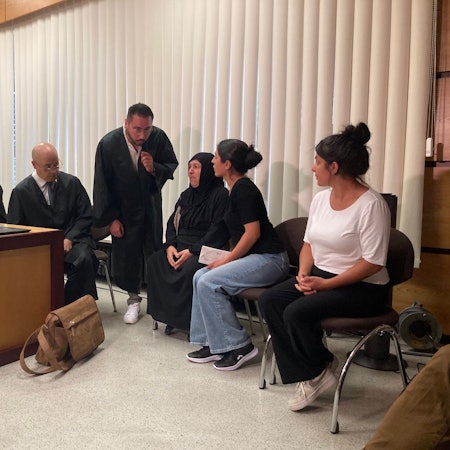 Das Bild zeigt Angehörige der Opfer im Gerichtssaal.