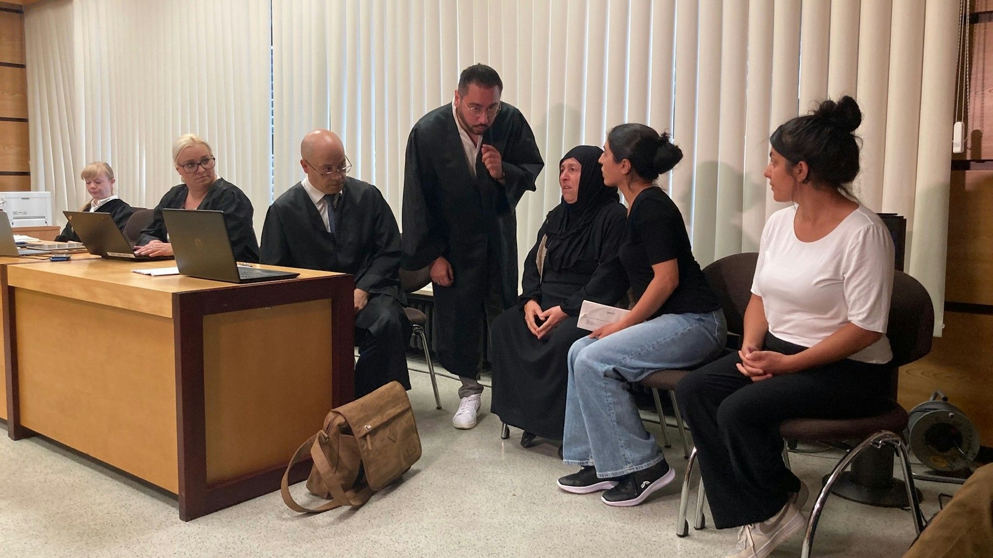 Das Bild zeigt Angehörige der Opfer im Gerichtssaal.