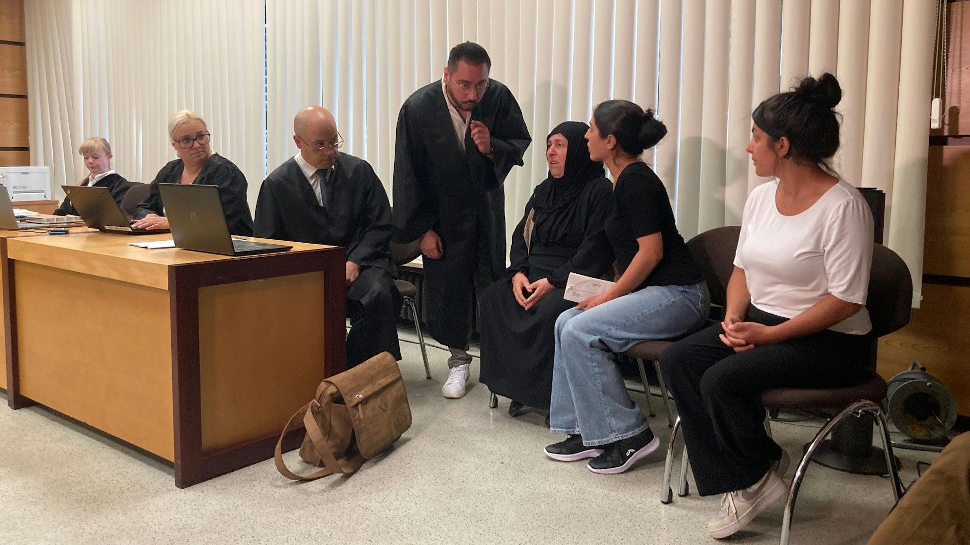 Das Bild zeigt Angehörige der Opfer im Gerichtssaal.