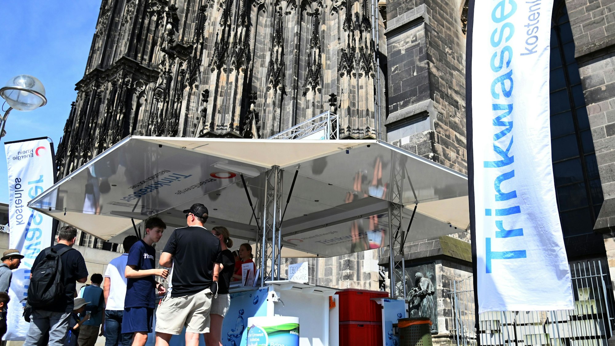 Im vergangenen Sommer 2024 versorgte die Rheinenergie Bürger ebenfalls mit einer Trinkwassertheke vor dem Kölner Dom.