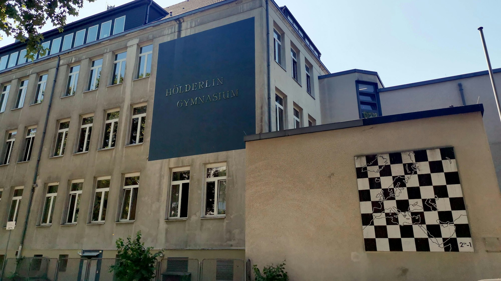 Bau mit langer Tradition: Das Hölderlin-Gymnasium in Mülheim.