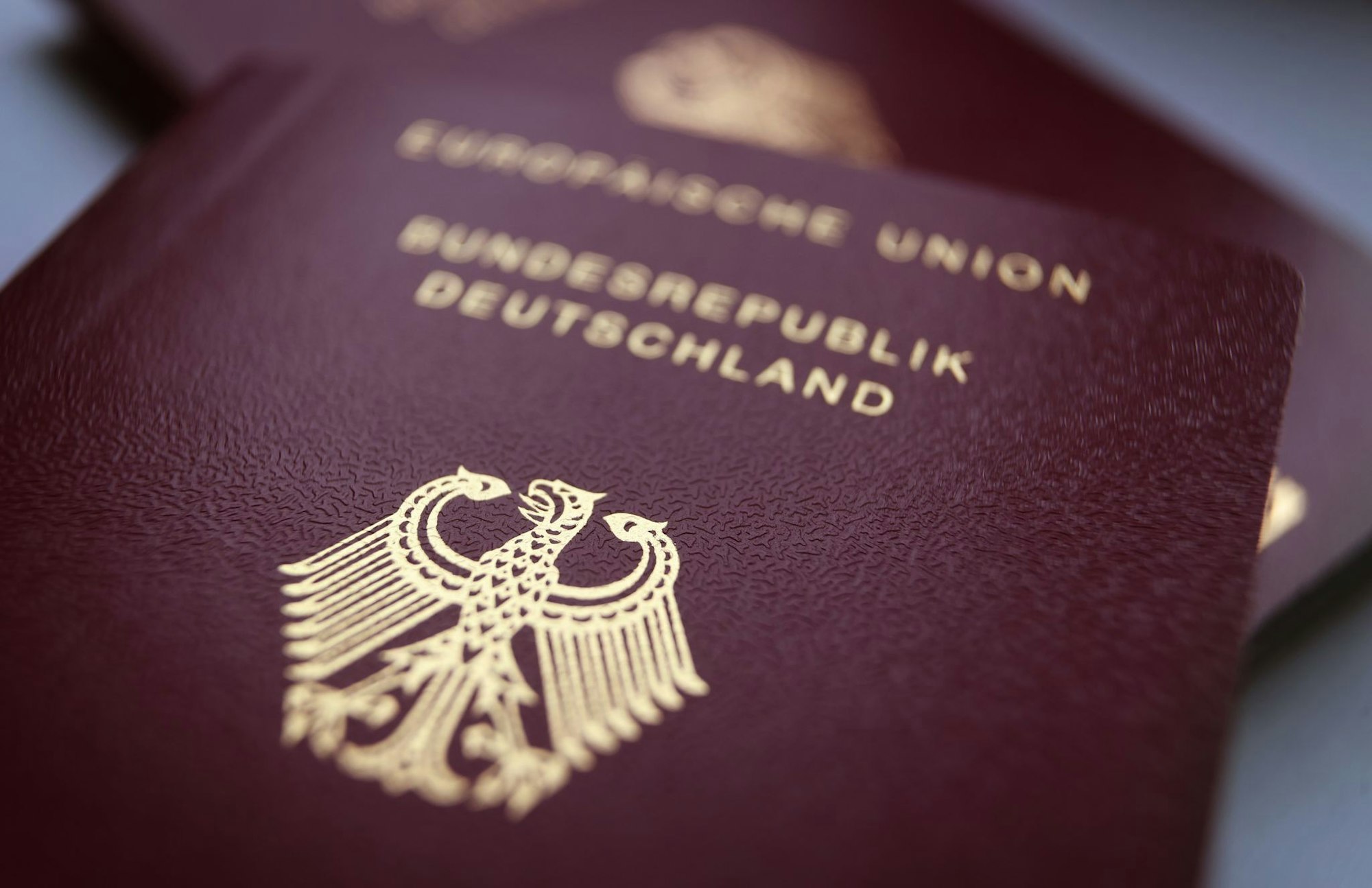 Wer einen deutschen Pass hat, kann auch noch andere haben: Eine mehrfache Staatsbürgerschaft ist möglich, verbunden damit sind Rechte und Pflichten.