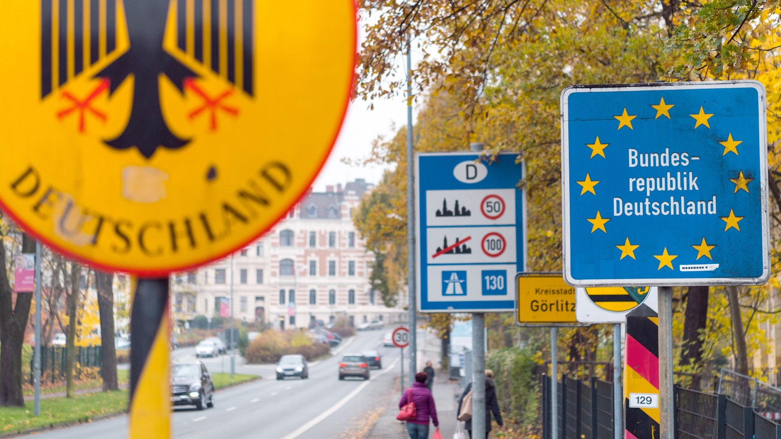 ARCHIV - 07.11.2017, Sachsen, Görlitz: Deutsch-polnische Grenze in Görlitz (Archiv). Aus Polen und Tschechien pendeln viele Arbeitnehmerinnen und Arbeitnehmer nach Sachsen. (zu dpa: «Polen: Ab Montag Kontrollen an Grenze zu Deutschland») Foto: Monika Skolimowska/dpa +++ dpa-Bildfunk +++