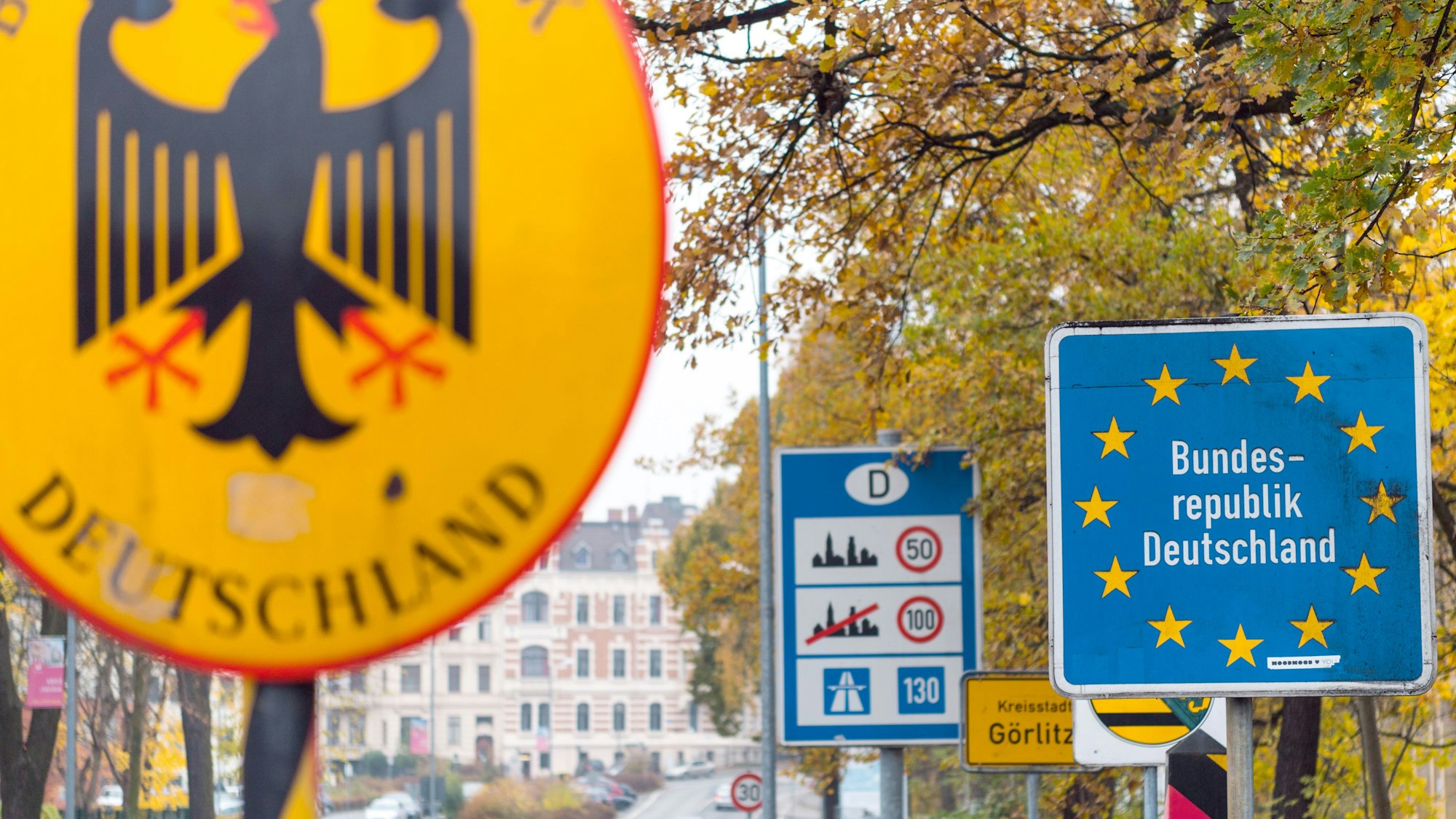 ARCHIV - 07.11.2017, Sachsen, Görlitz: Deutsch-polnische Grenze in Görlitz (Archiv). Aus Polen und Tschechien pendeln viele Arbeitnehmerinnen und Arbeitnehmer nach Sachsen. (zu dpa: «Polen: Ab Montag Kontrollen an Grenze zu Deutschland») Foto: Monika Skolimowska/dpa +++ dpa-Bildfunk +++