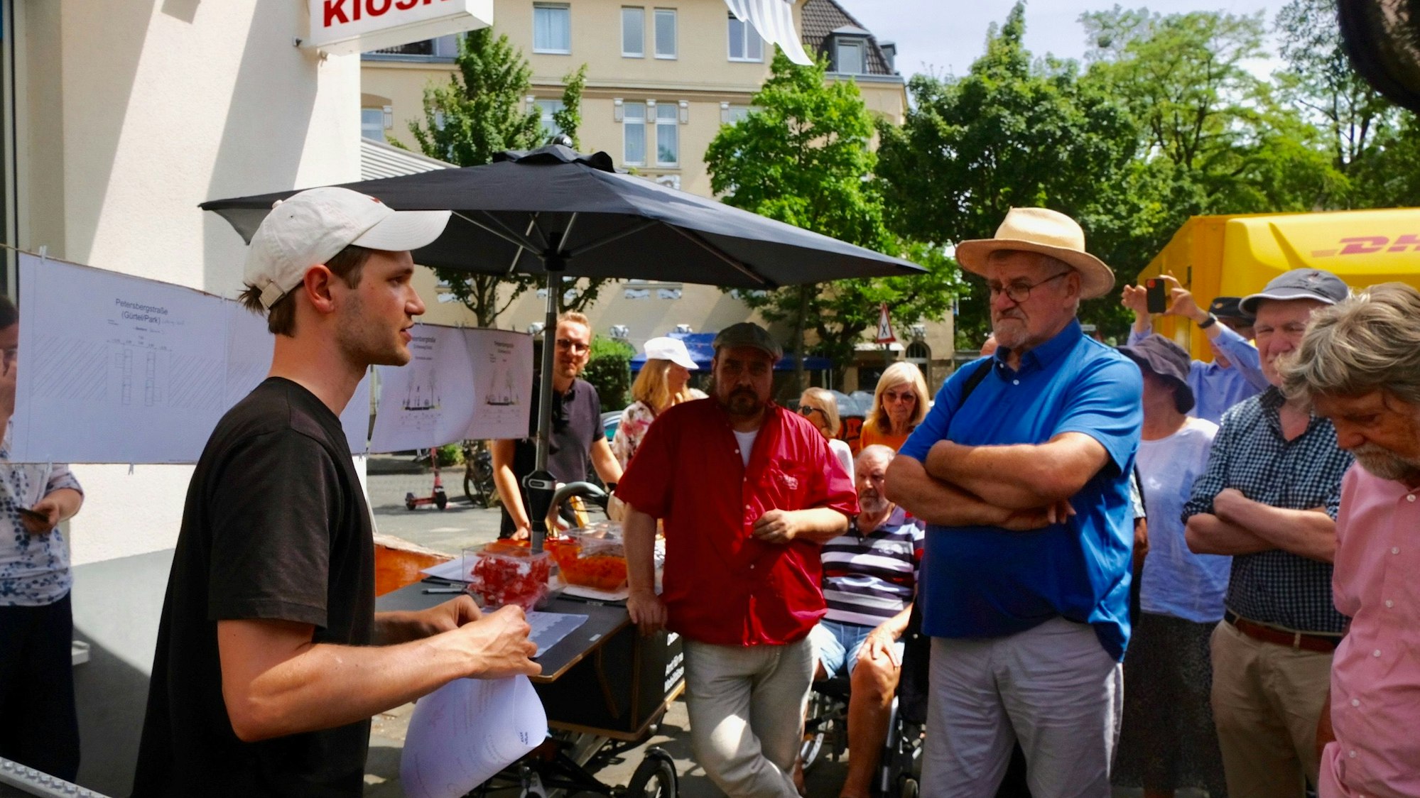 Matthias Schönig vom Amt für nachhaltige Mobilitätsentwicklung erläutert den Besucher und Besucherinnen der Infoveranstaltung die Pläne für die Fahrradstraße.