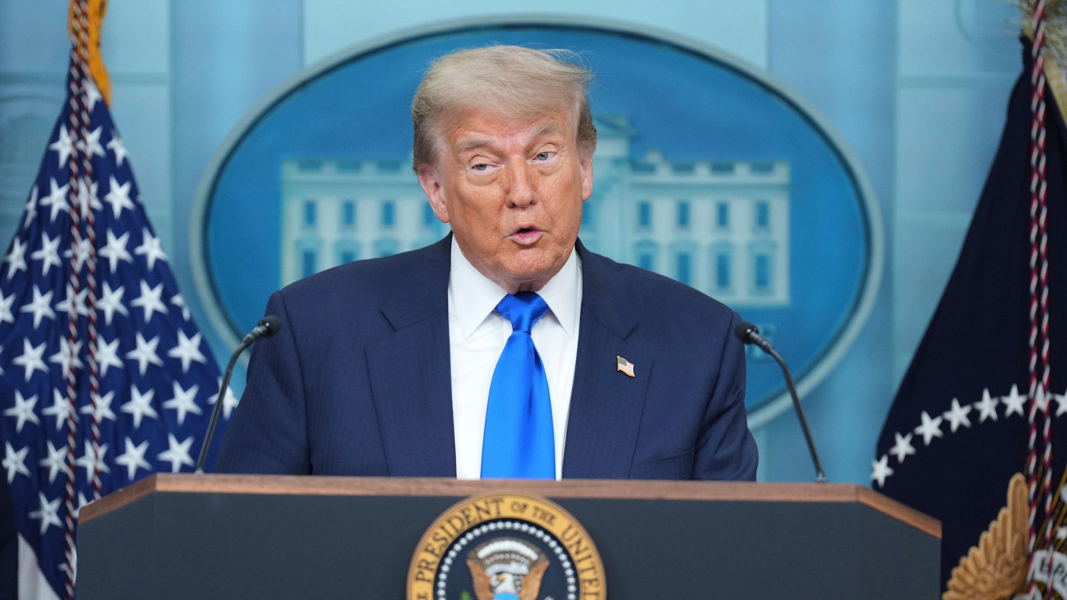 US-Präsident Donald Trump spricht im Besprechungsraum des Weißen Hauses in Washington zu den Medien.