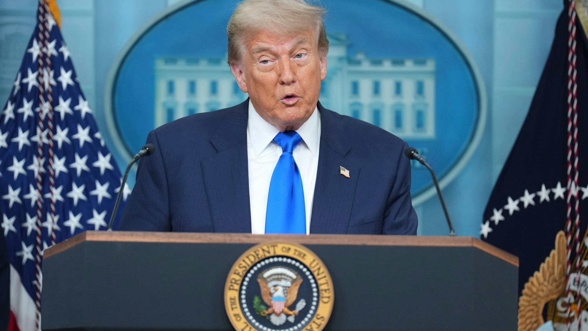 US-Präsident Donald Trump spricht im Besprechungsraum des Weißen Hauses in Washington zu den Medien.