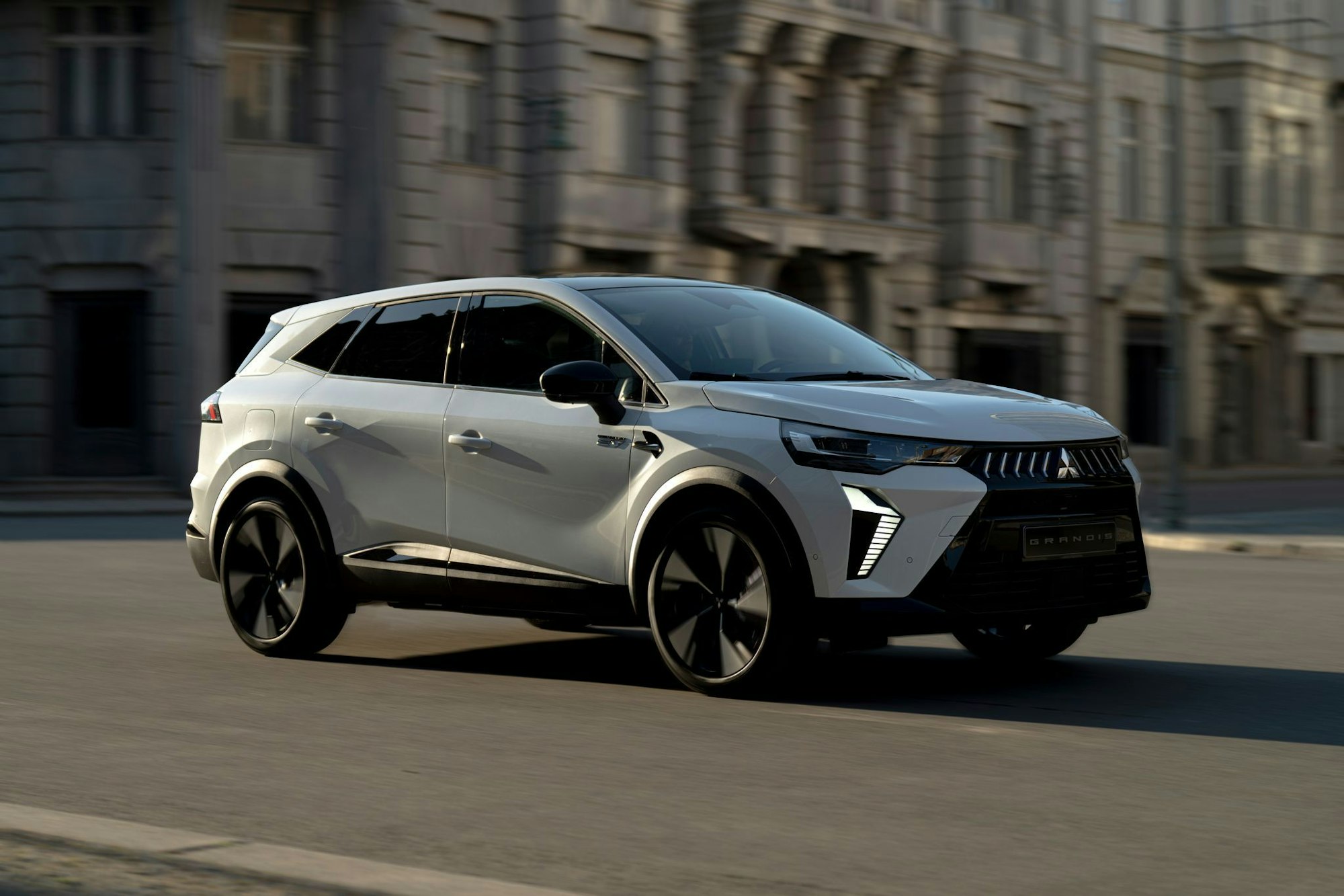 Nach über zehn Jahren Pause kommt im Herbst der Mitsubishi Grandis als Mittelklasse-SUV auf den Markt.