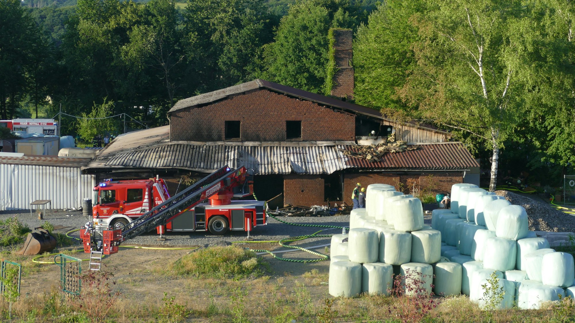 Eine große Lagerhalle in Windeck geriet in Brand, nachdem ein Wohnwagen Feuer gefangen hatte.