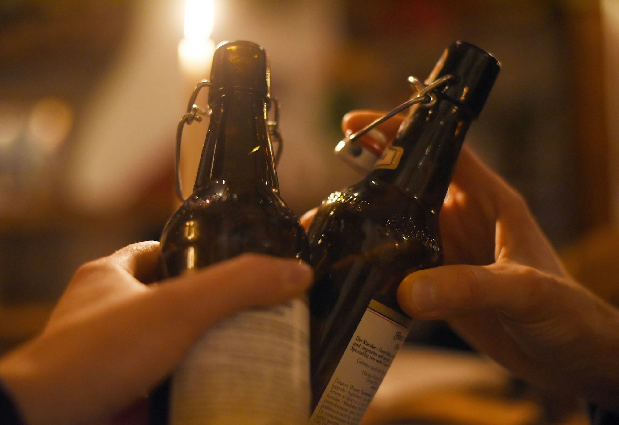 Prost! Bei mehr als einer kleinen Flasche Bier kann es mit Blick auf die Promillegrenze schon kritisch werden.