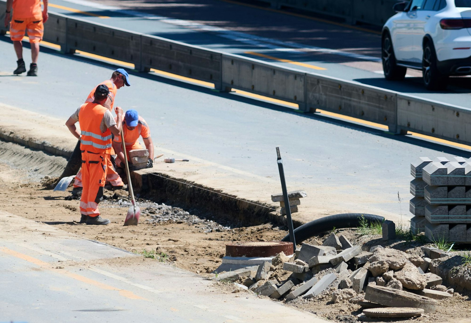 Dachdecker und Arbeiter auf Autobahn-Baustellen starteten besonders früh und machten dafür in der größten Mittagshitze Feierabend.