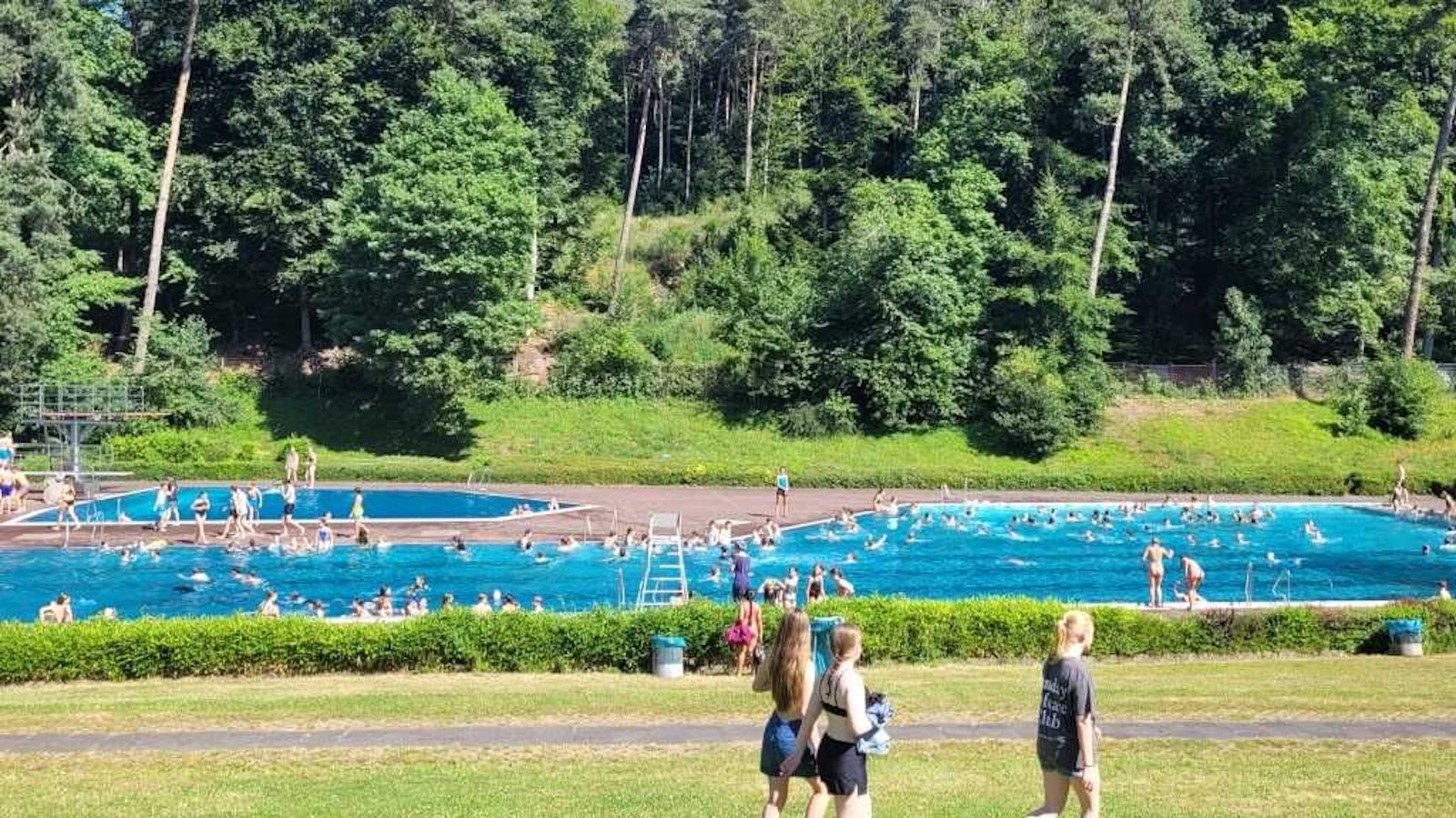 Die Schüler des OHG hatten das Bad zunächst für sich - Lehrer übernahmen die Aufsicht.