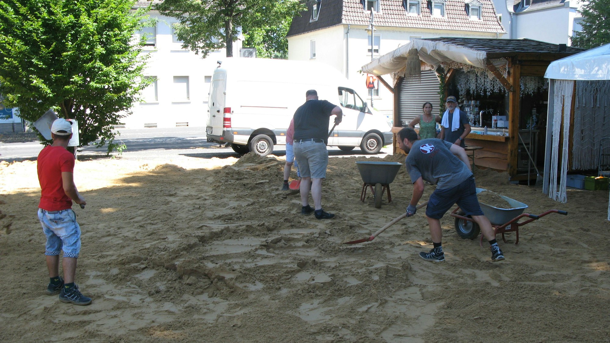 Am Dienstag wurde auf dem Stadtsoldatenplatz in Hennef der Sand für das Sommerevent verteilt.