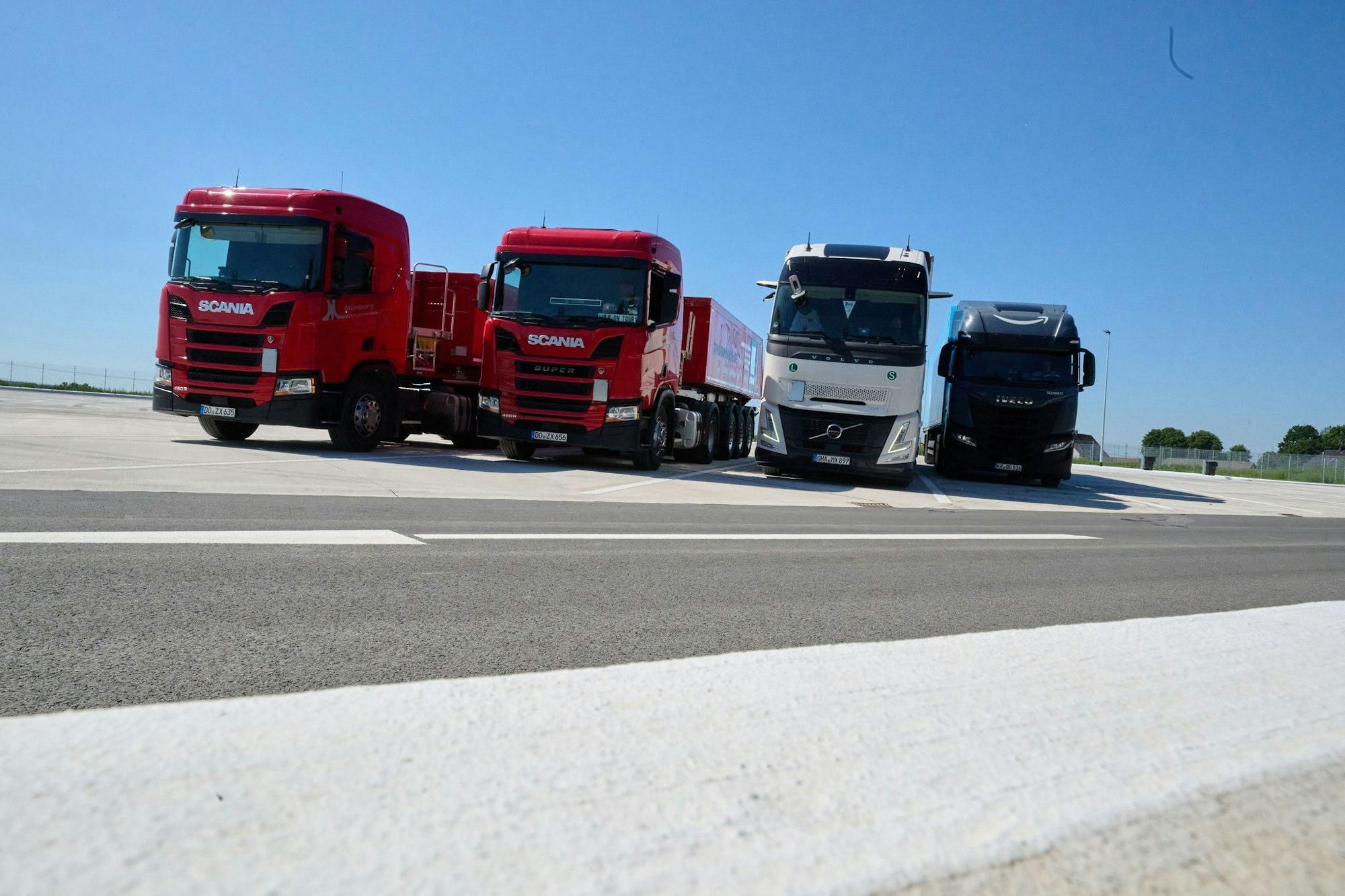 Die ersten Lastwagen rollten direkt nach Inbetriebnahme auf die Fläche.