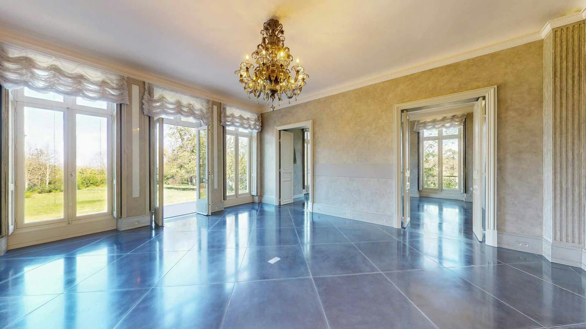 Ein Raum mit Ausblick auf den großzügigen Park von Karl Lagerfelds Villa bei Paris, die nach vier Jahren Restaurierung versteigert wurde. (Archivbild)