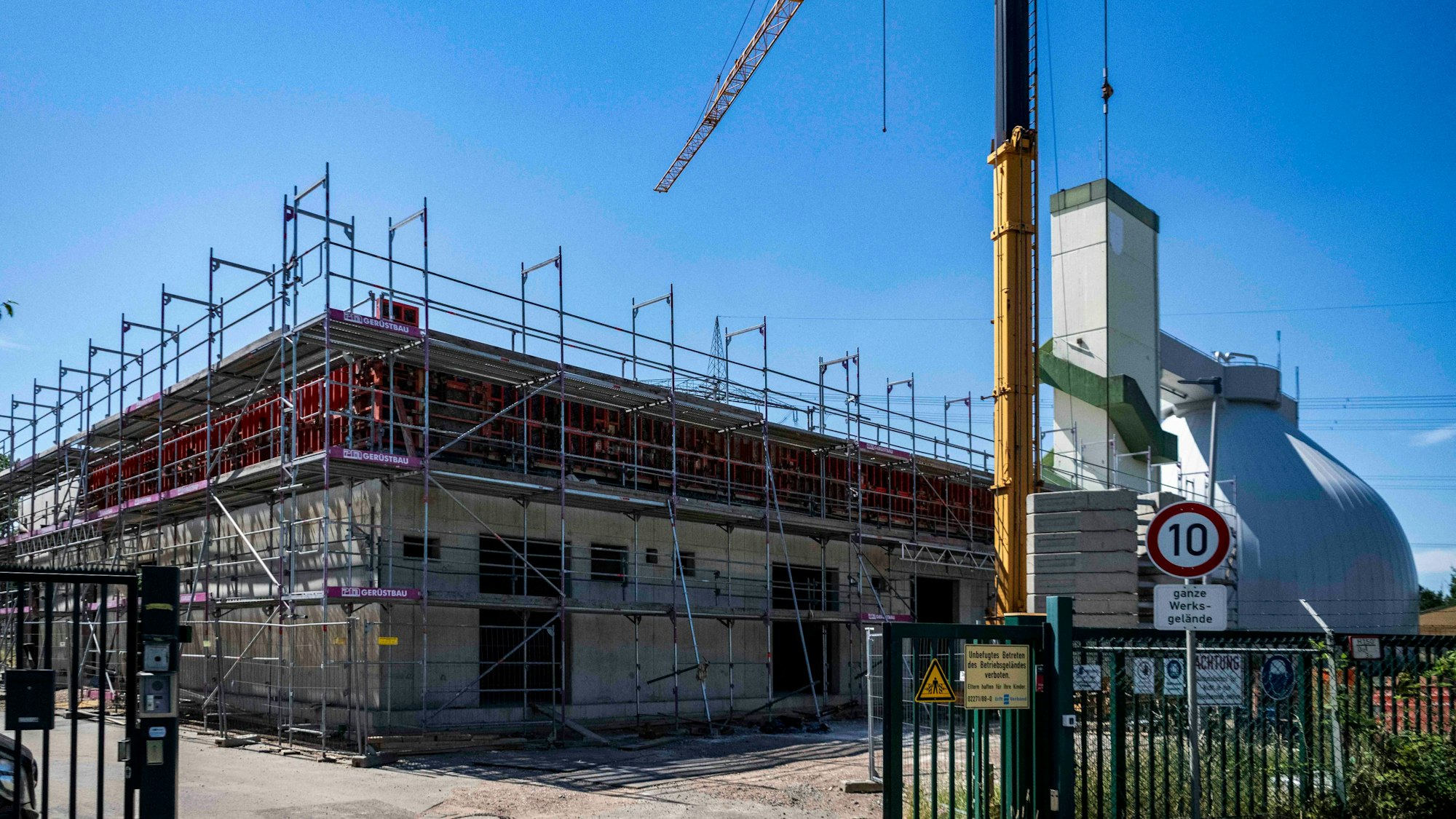 Das Bild zeigt die Kläranlage. Auf dem Gelände wird gerade ein Gebäude errichtet.