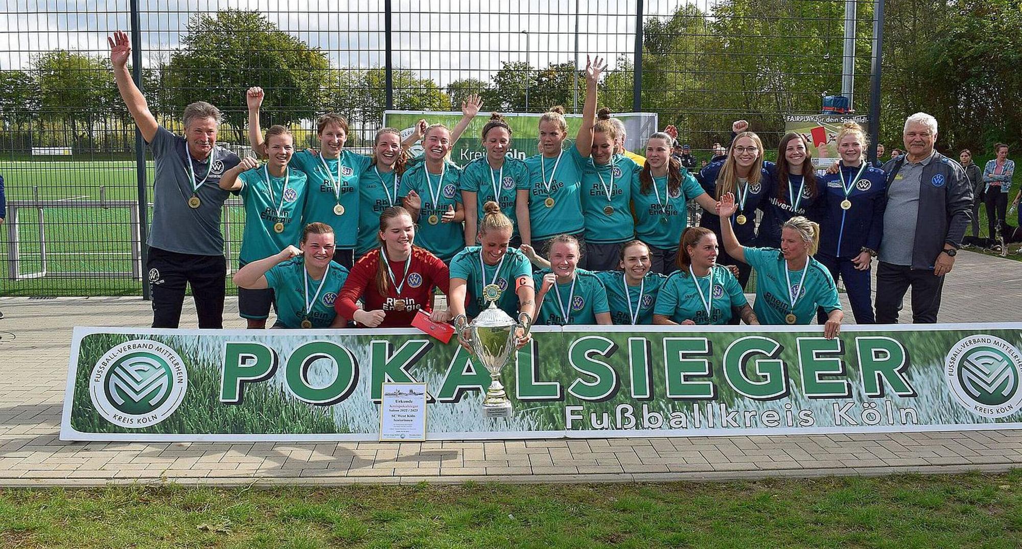 Eine Frauen-Fußballmannschaft posiert für ein Mannschaftsbild.