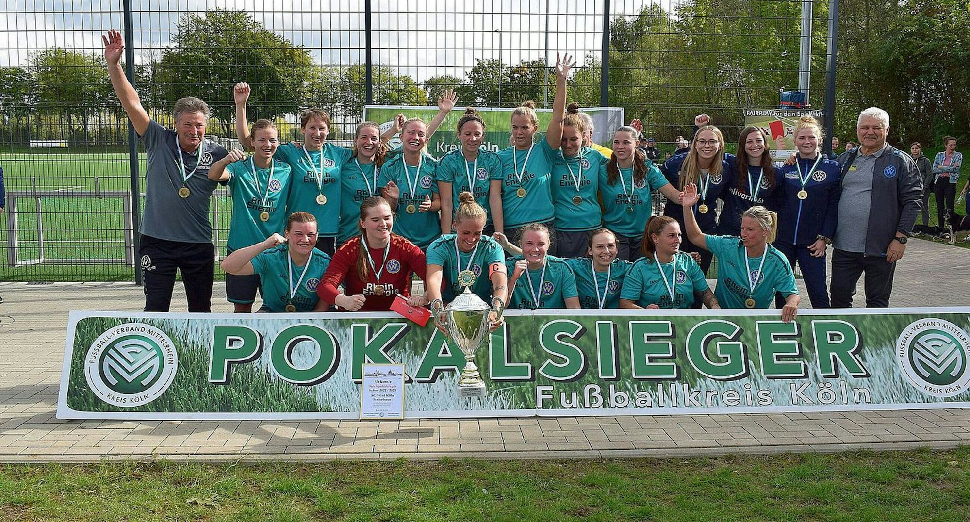 Eine Frauen-Fußballmannschaft posiert für ein Mannschaftsbild.