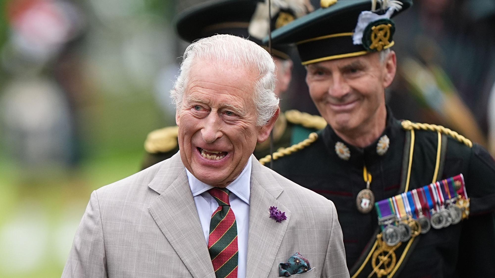 Edinburgh: König Charles III. inspiziert die Ehrengarde der Royal Company of Archers