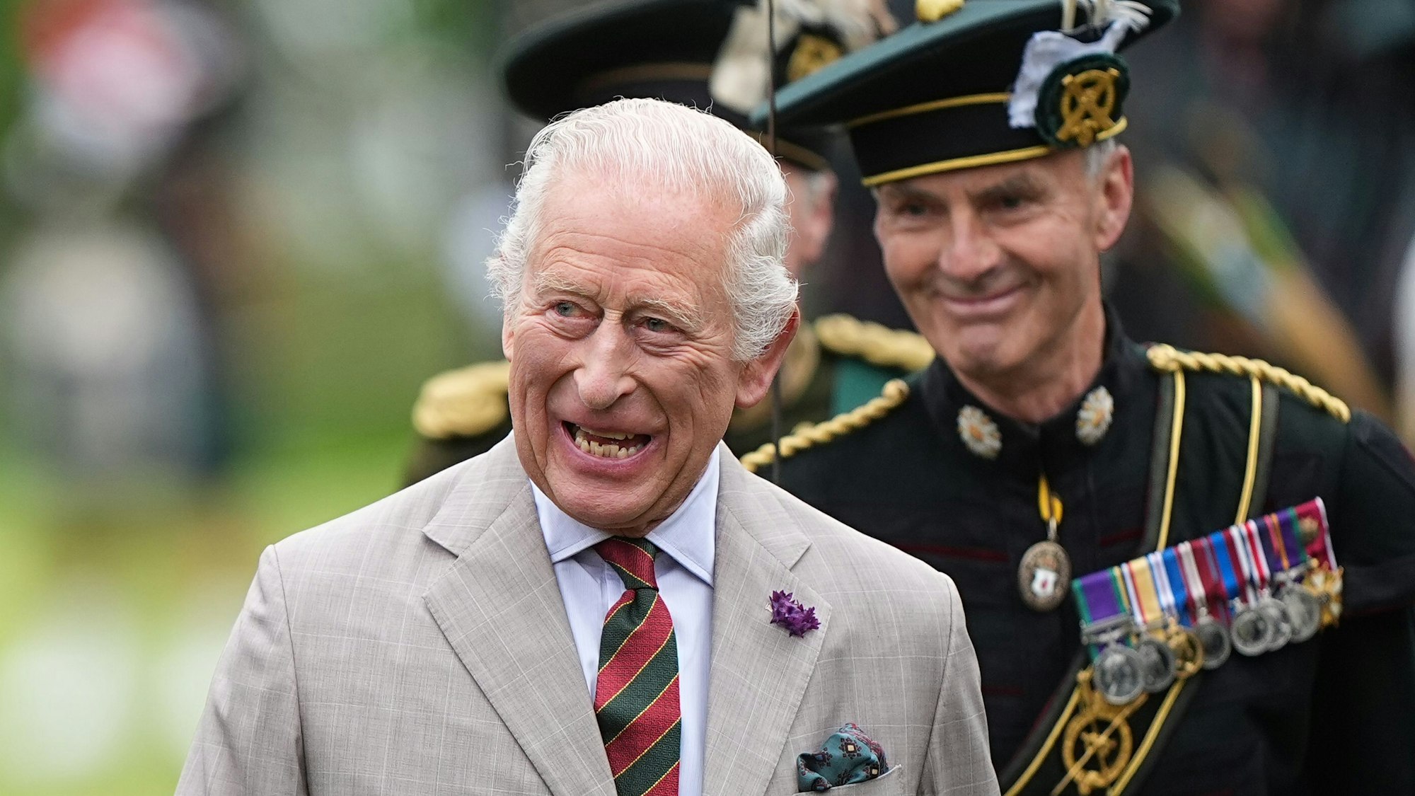 Edinburgh: König Charles III. inspiziert die Ehrengarde der Royal Company of Archers