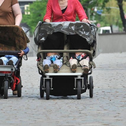 Zwillinge stellen Eltern vor besondere Herausforderungen, Familienpatinnen können sie stundenweise entlasten.