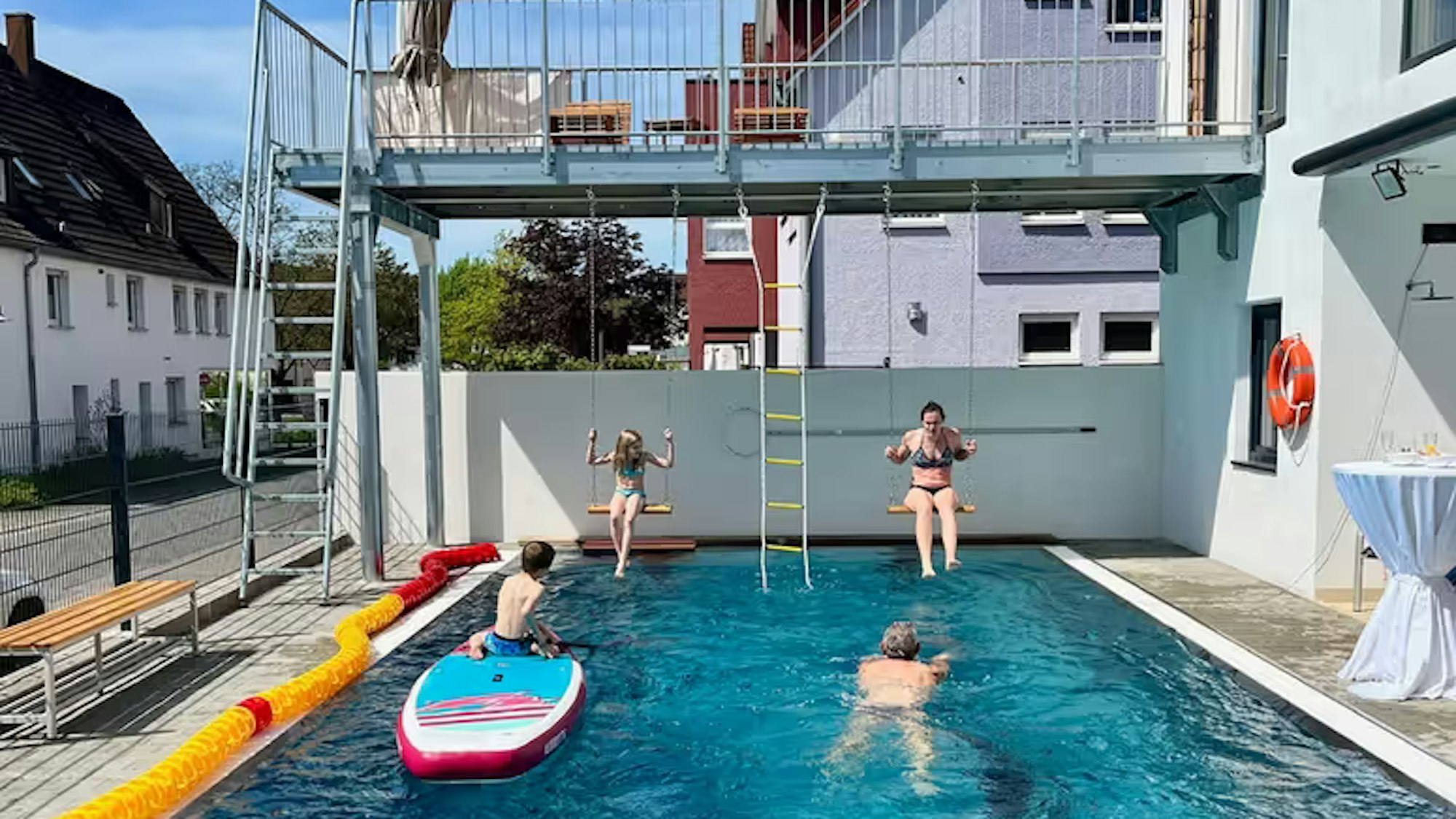 Foto vom Schwimmbecken, welches 12,5 m lang, 4,5 m breit und 2 m tief ist.