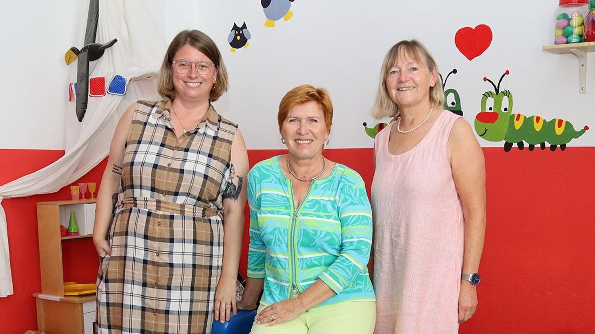Zwillingsmutter Sabine Montag, Familienpatin Dagmar Arens und Koordinatorin Gerlinde Kummer (v.l.) berichten über das Projekt „Wir entstressen den Alltag“.