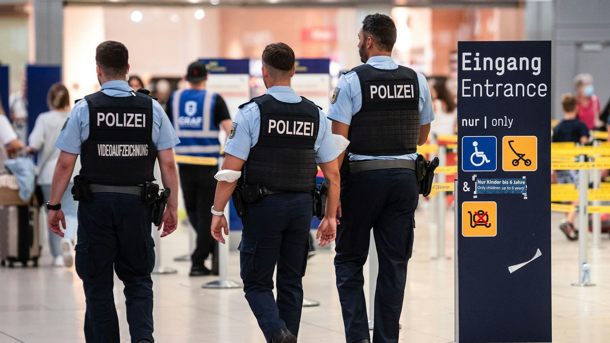 Flughafens Köln/Bonn: Beamte der Bundespolizei gehen an den Sicherheitskontrollen vorbei. (Symbolbild)