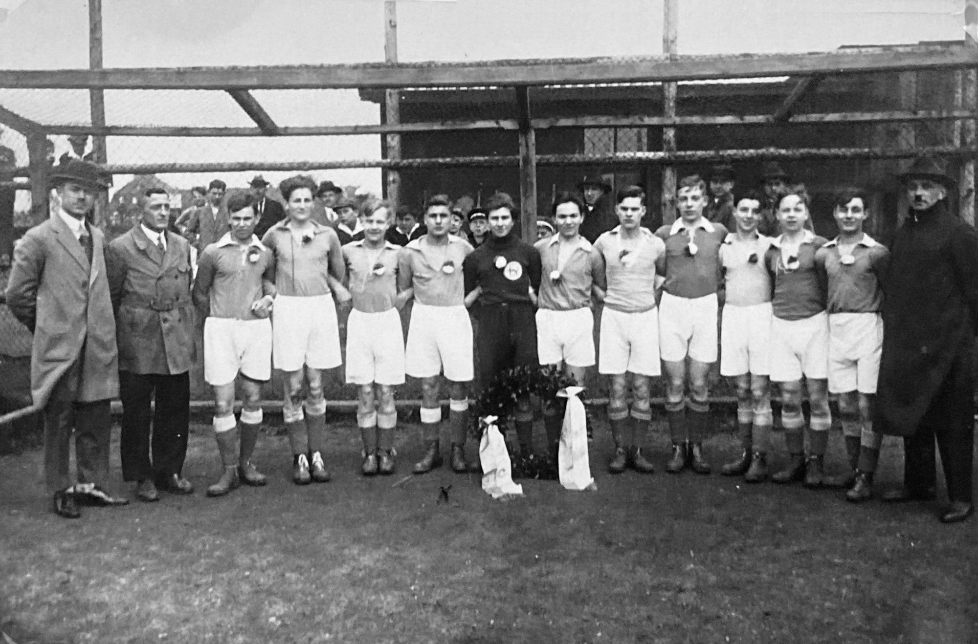 Ein Schwarz-Weiß-Bild zeigt Fußballer im Trikot-Look der 1920-er Jahre.