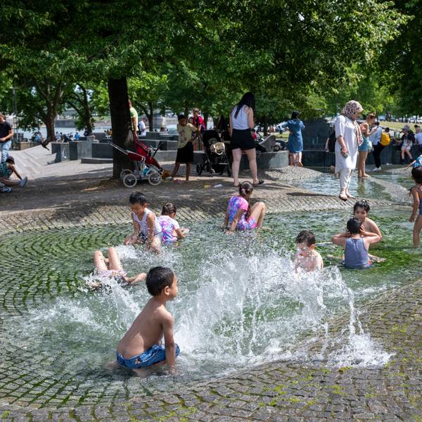 22.06.2025, Köln: Kinder planschen im Brunnen in der Altstadt. Der Sommer bringt bei sonnigem Wetter viel Hitze in die Stadt. Foto: Uwe Weiser