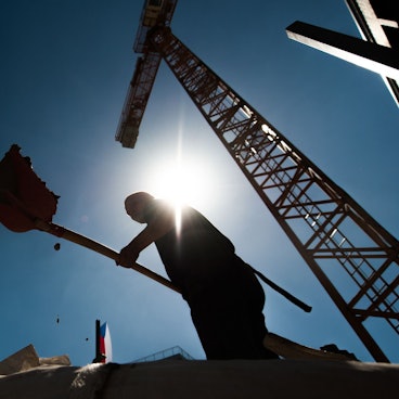 Menschen, die draußen und in körperlich anstrengenden Berufen arbeiten, sind Sonne ausgeliefert. Die Folge können Hitzeerkrankungen sein.