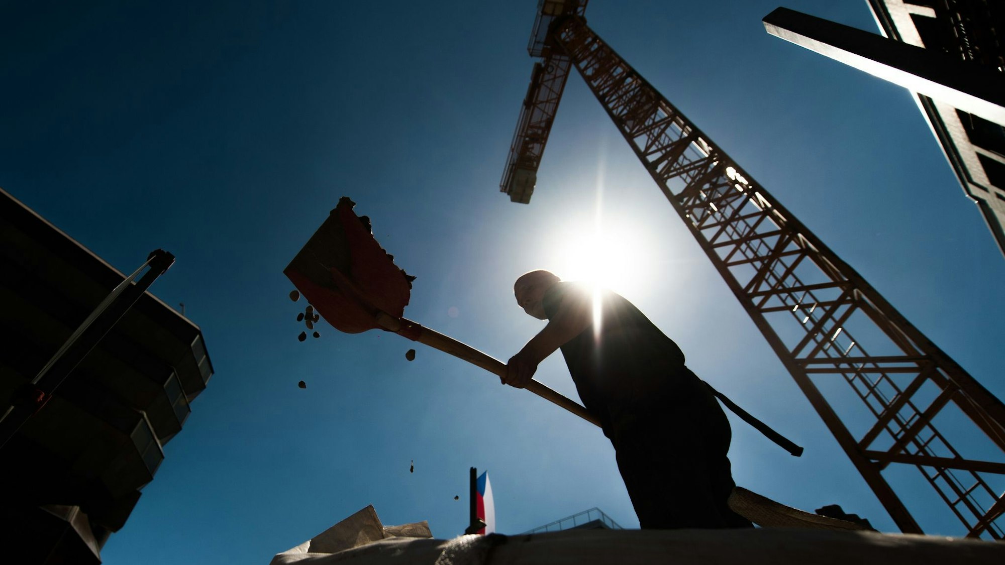 Menschen, die draußen und in körperlich anstrengenden Berufen arbeiten, sind Sonne ausgeliefert. Die Folge können Hitzeerkrankungen sein.