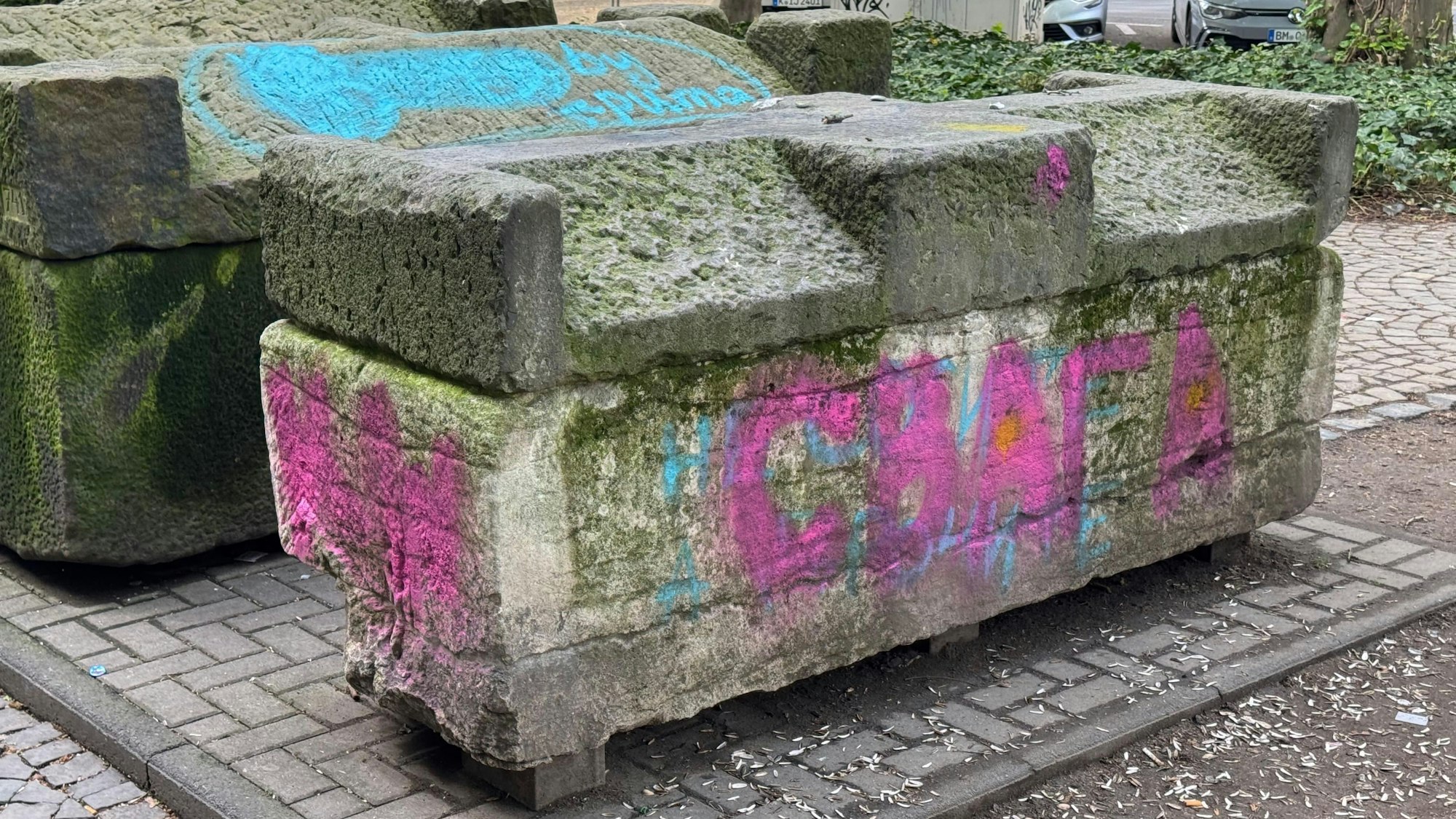 Der Sarkophage auf dem Kolpingplatz wurden beschmiert.