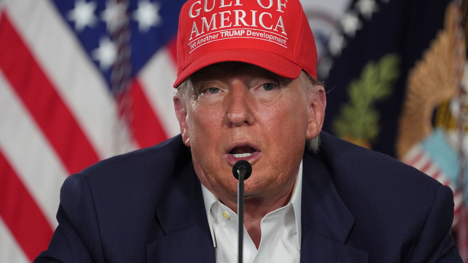 US-Präsident Donald Trump spricht während eines Rundtischgesprächs in ´Alligator Alcatraz», einer neuen Haftanstalt für Migranten in der Dade-Collier-Ausbildungs- und Übergangseinrichtung.