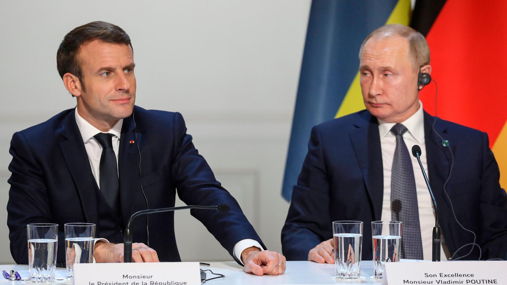 Emmanuel Macron (l.), Präsident von Frankreich, und Wladimir Putin, Präsident von Russland, im Jahr 2019 bei einer gemeinsamen Pressekonferenz in Paris. (Archivbild)