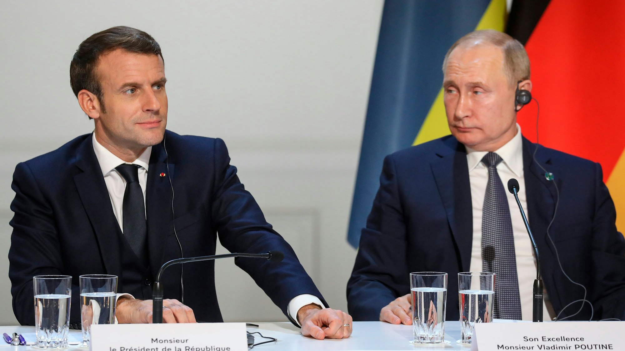 Emmanuel Macron (l.), Präsident von Frankreich, und Wladimir Putin, Präsident von Russland, im Jahr 2019 bei einer gemeinsamen Pressekonferenz in Paris. (Archivbild)