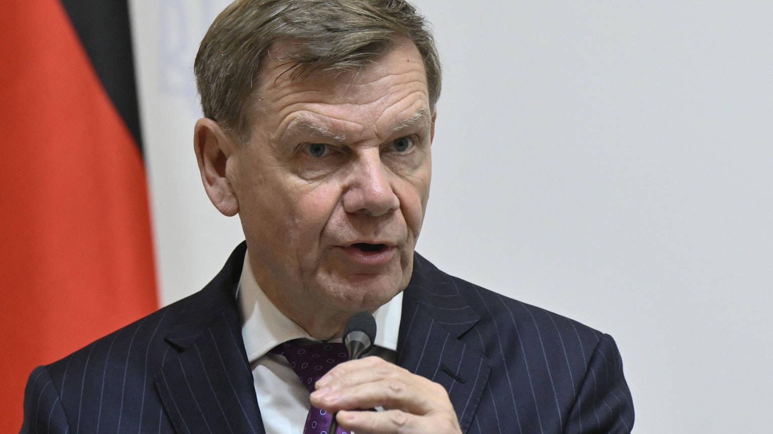 Johann Wadephul, Bundesaußenminister, spricht auf einer Pressekonferenz während eines Besuchs in Kyiv.