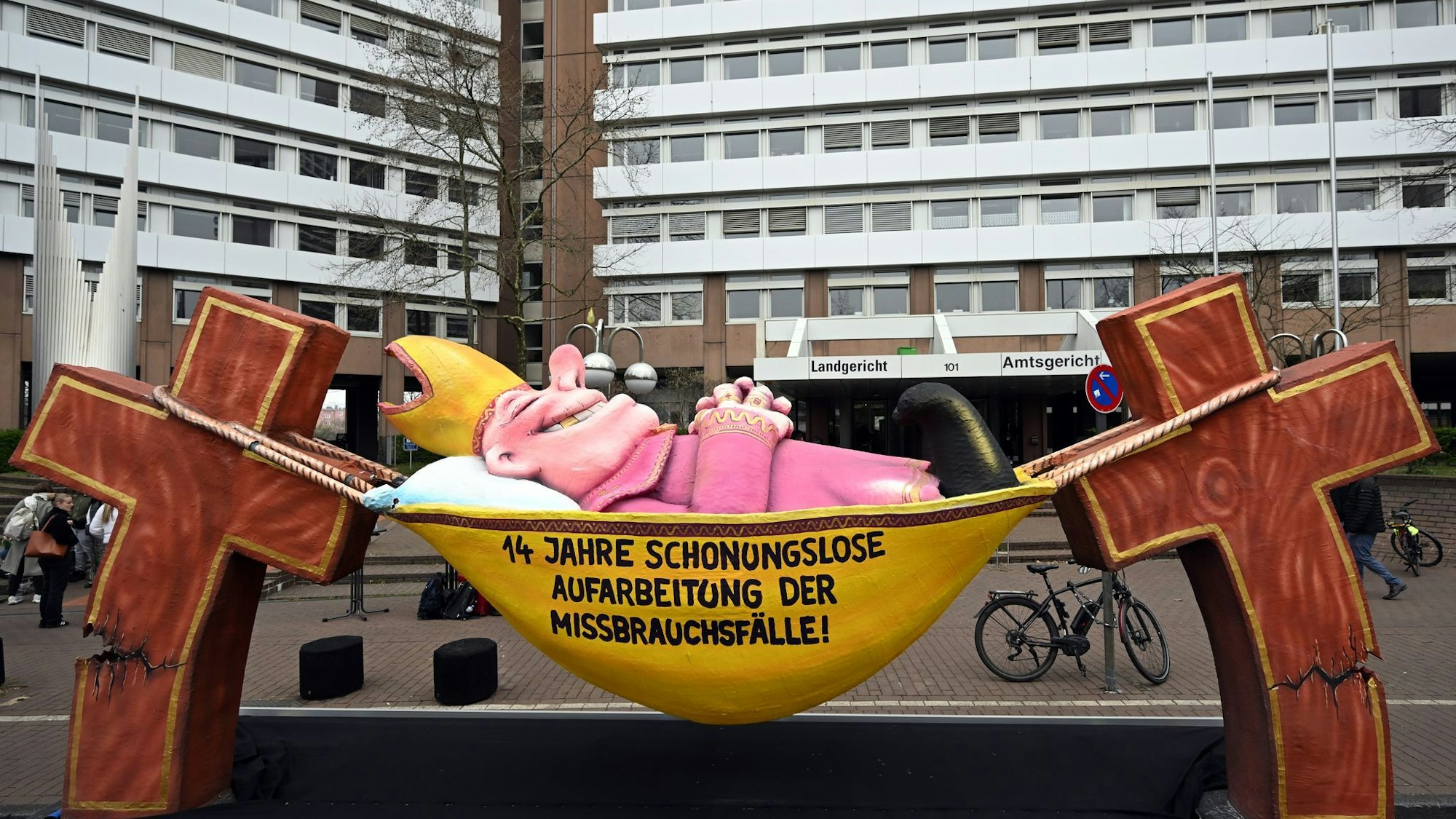 Die frühere Pflegetochter eines wegen Missbrauchs verurteilten Priesters forderte vom Erzbistum Köln 830.000 Euro Schmerzensgeld. (Archivbild)