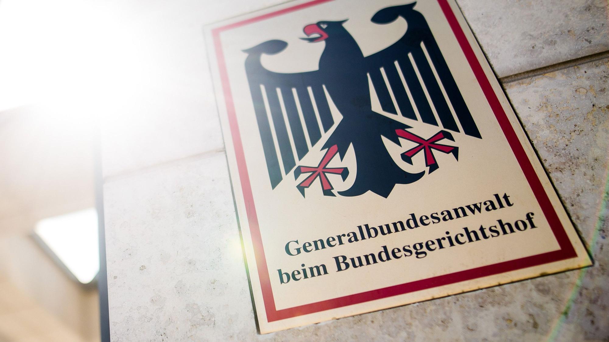 ARCHIV - 17.06.2019, Baden-Württemberg, Karlsruhe: «Generalbundesanwalt beim Bundesgerichtshof» steht auf einem Schild am Eingang zum Gebäude der Bundesanwaltschaft. (zu dpa: «In Irans Auftrag Juden ausgespäht? Festnahme in Dänemark») Foto: Christoph Schmidt/dpa +++ dpa-Bildfunk +++
