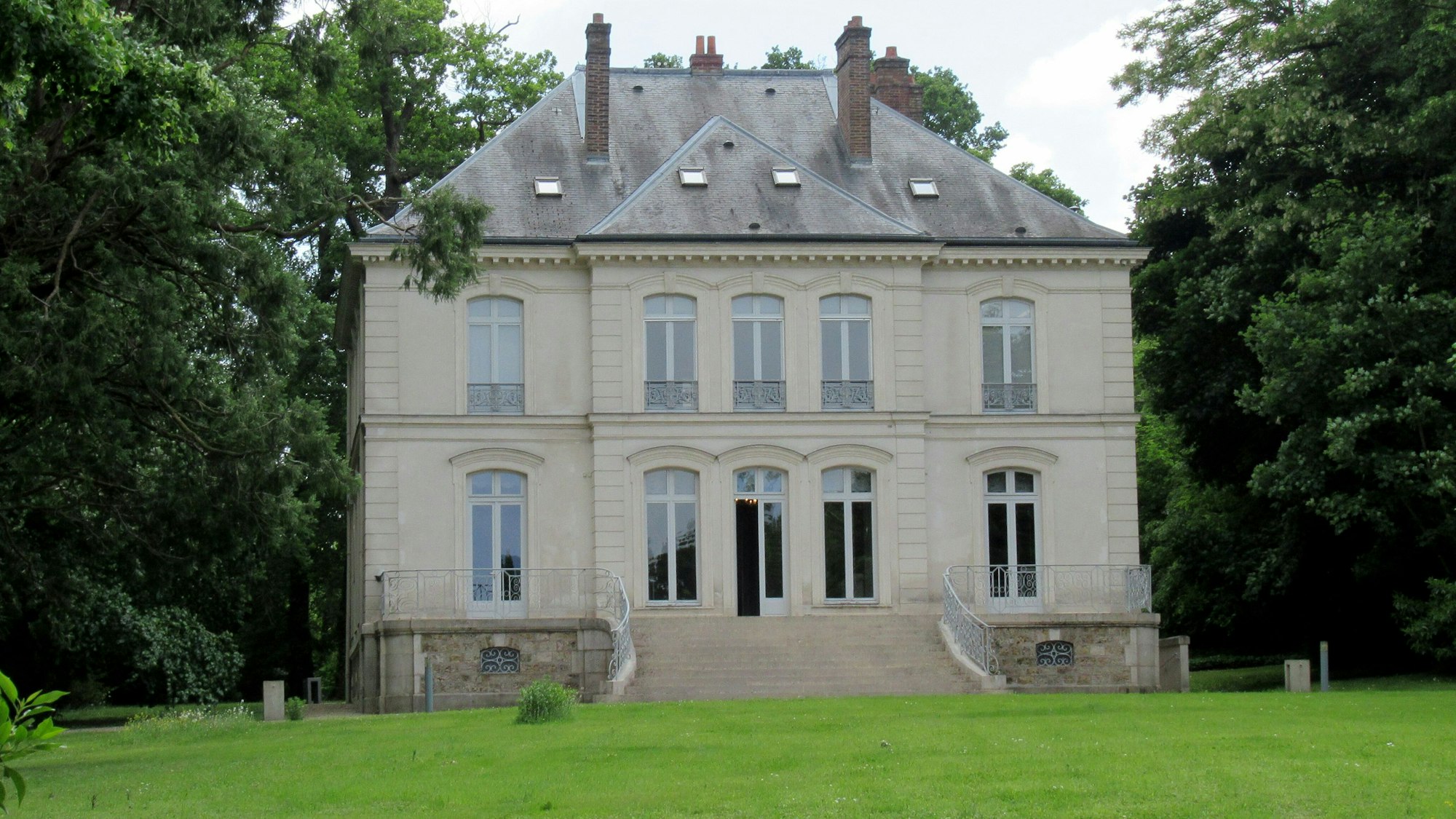 Karl Lagerfelds liebevoll restaurierte Luxusvilla bei Paris, in der der Modezar nur eine Nacht verbrachte, wurde versteigert. (Archivbild)