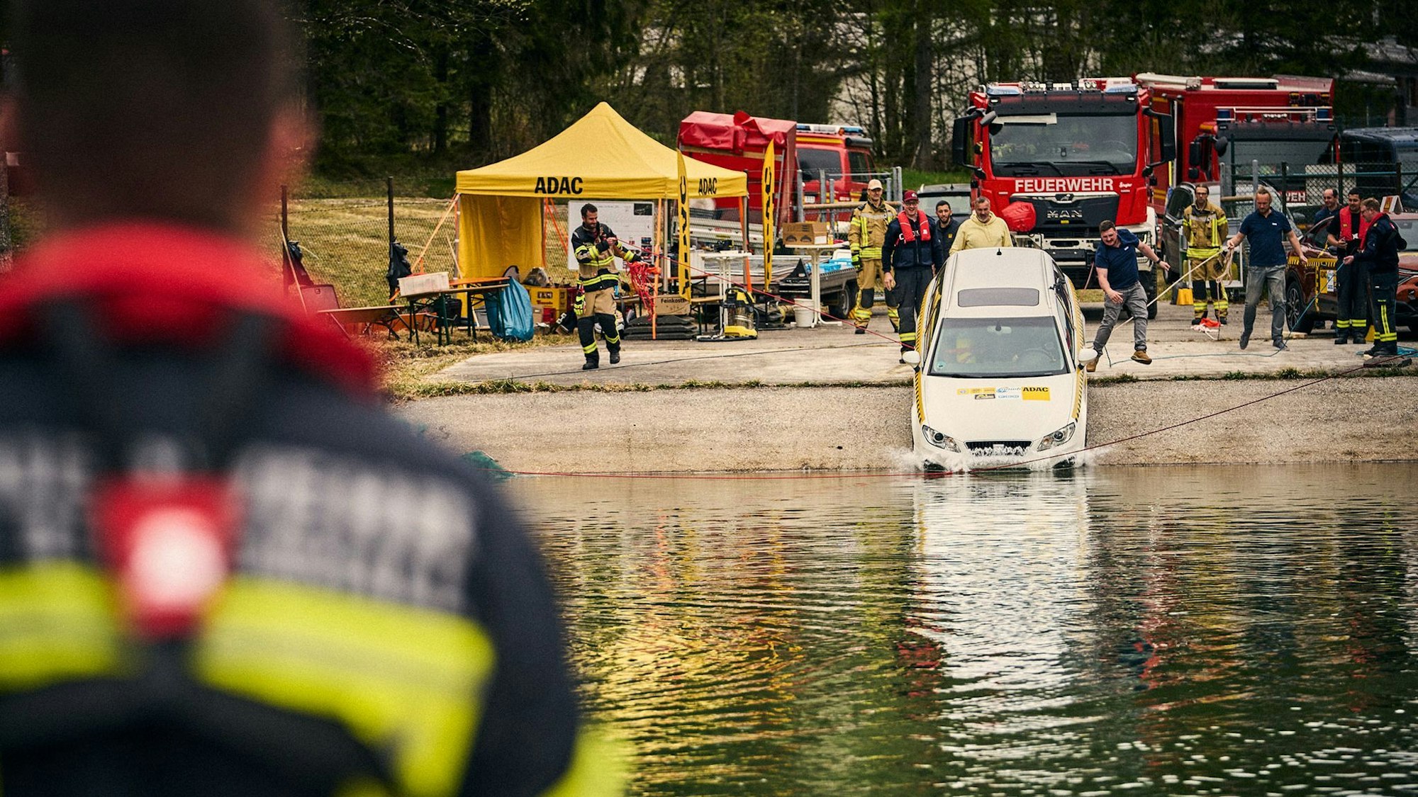 Der ADAC hat in einem Versuch das Sinkverhalten von einem Elektroauto und einem Verbrenner-Pkw getestet.