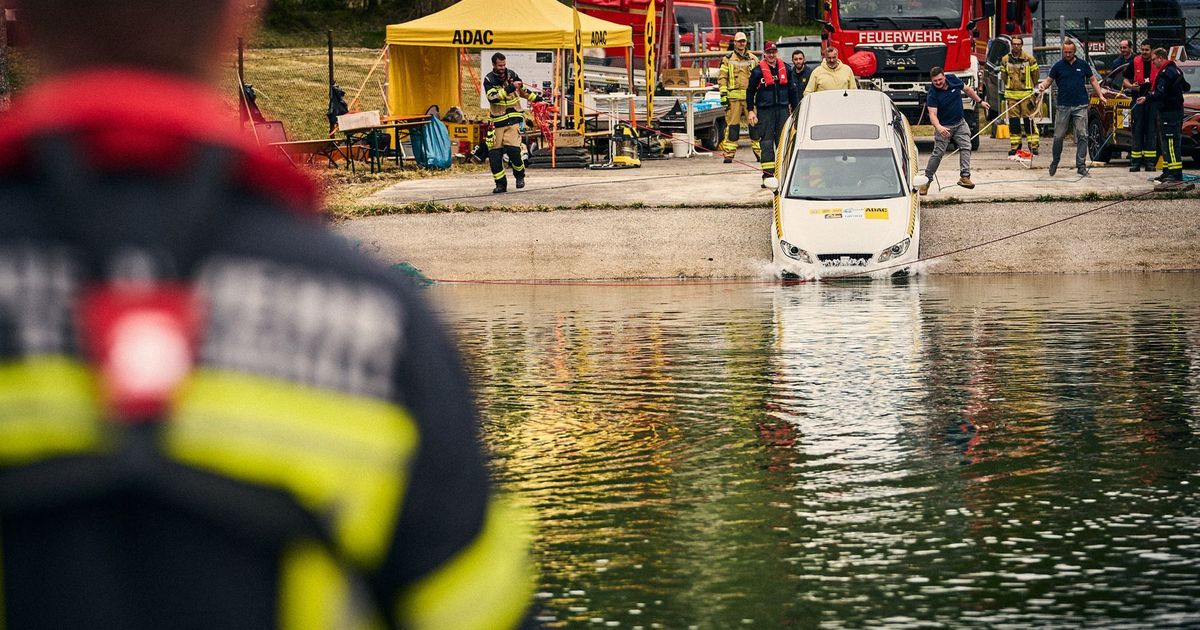 Car becomes a death trap: So little time left to get out of a sinking car