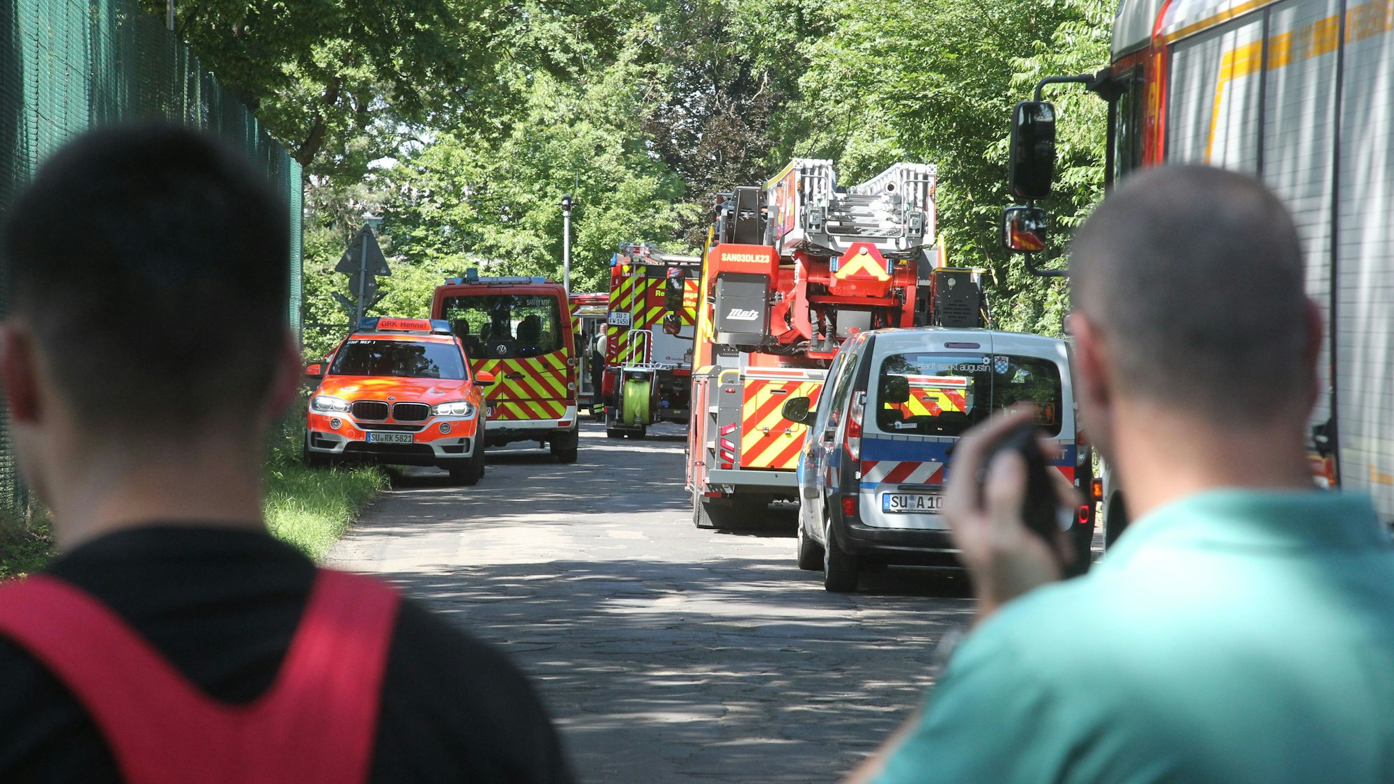 Ein Großaufgebot der Feuerwehr Sankt Augustin eilte zum Flugplatz Hangelar.