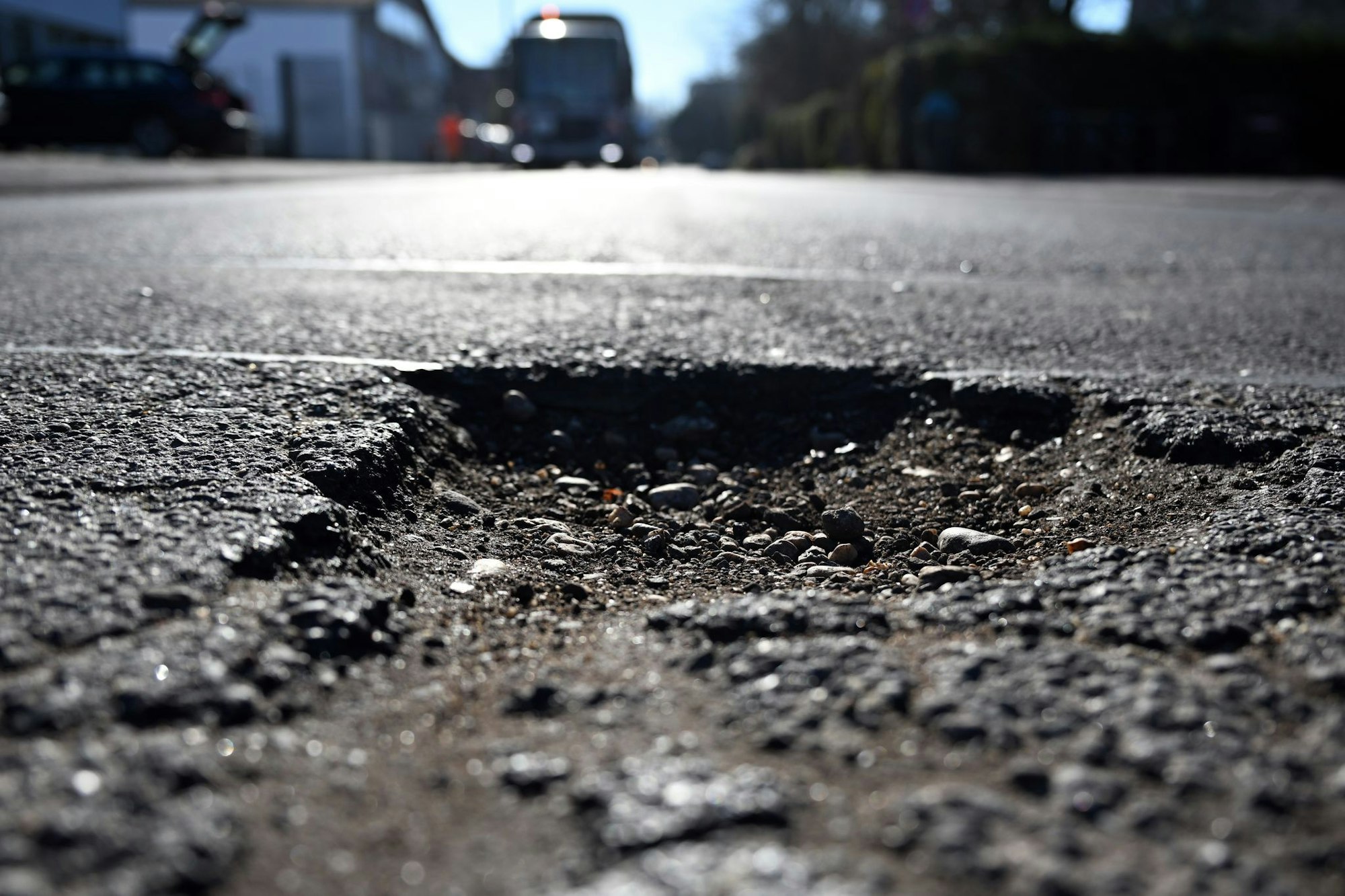 Viele Straßen im Land sind sanierungsbedürftig (Symbolbild)