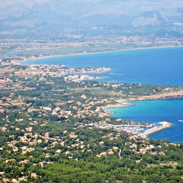 Coast near Alcudia, Majorca / Mal Pas-Bon Aire / Cielo de Bonaire with harbor - view from peninsula Victoria